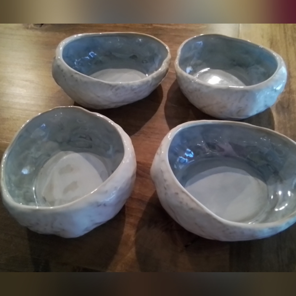 4 OYSTER SHAPED POTTER BARN SALAD BOWLS - Picture 8 of 10